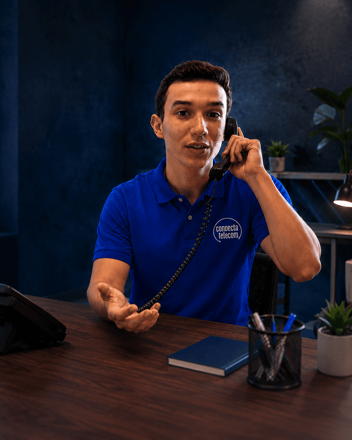 Telefone fixo sobre uma mesa de escritório moderna com iluminação natural